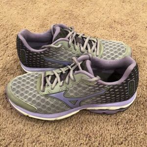 Women’s Mizuno Wave Rider 18 running shoes